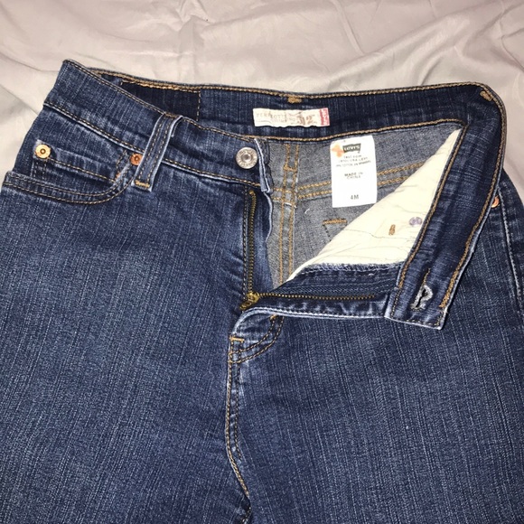 EUC Levi Women’s Jean - Picture 3 of 4